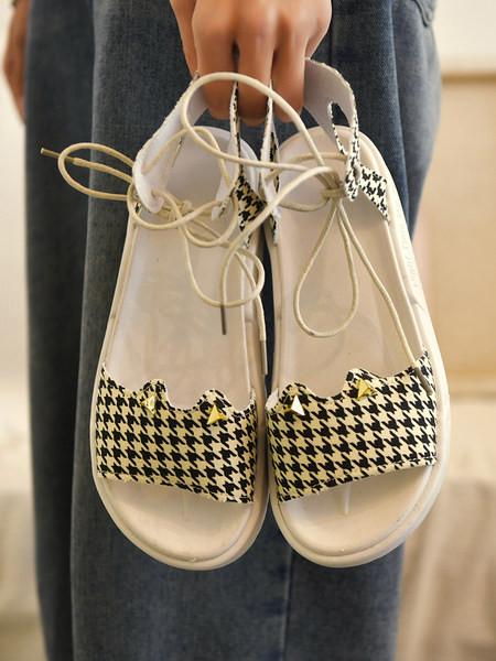 Γυναικεία καρό πέδιλα με κορδόνια και φλατ σόλα