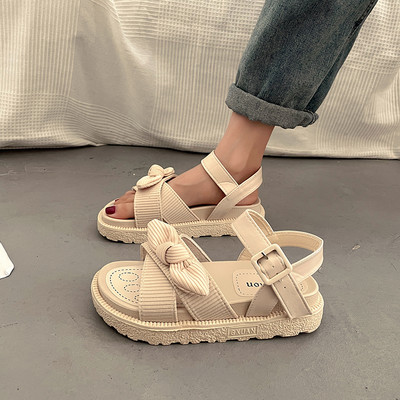 Μοντέρνα σανδάλια με κορδέλες και επίπεδη σόλα