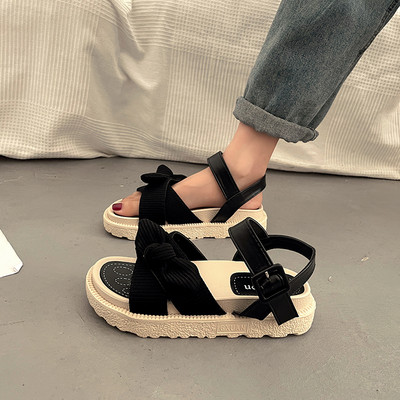 Μοντέρνα σανδάλια με κορδέλες και επίπεδη σόλα