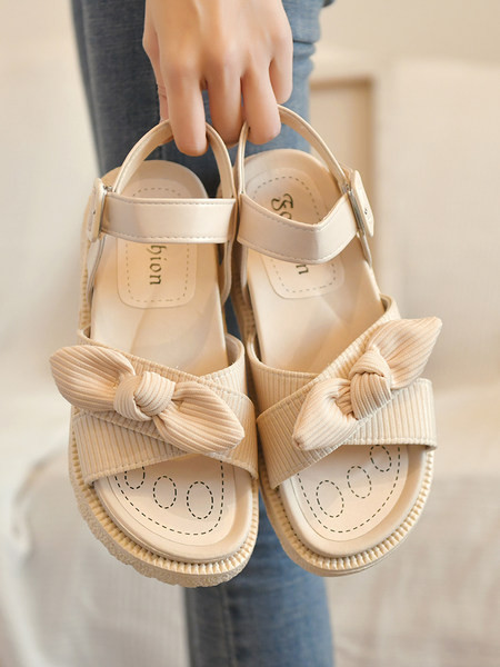 Μοντέρνα σανδάλια με κορδέλες και επίπεδη σόλα