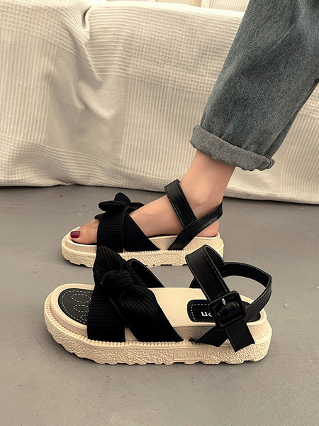 Μοντέρνα σανδάλια με κορδέλες και επίπεδη σόλα