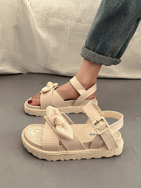 Μοντέρνα σανδάλια με κορδέλες και επίπεδη σόλα