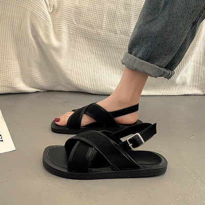 Ristirihmadega vabaaja naiste sandaalid