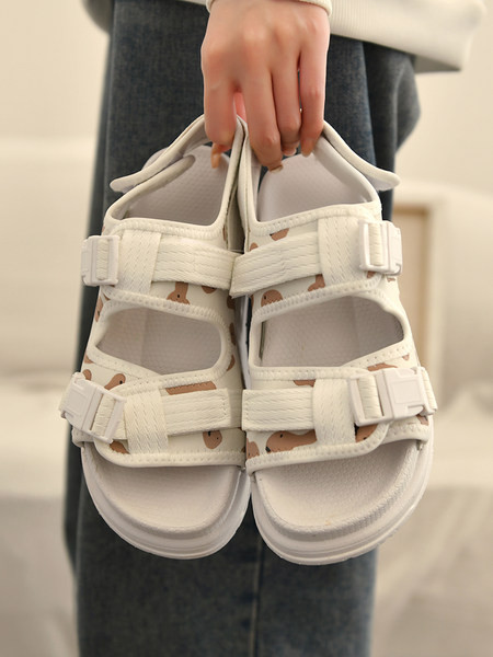 Ženske sandale od tekstila sa plastičnim kopčama