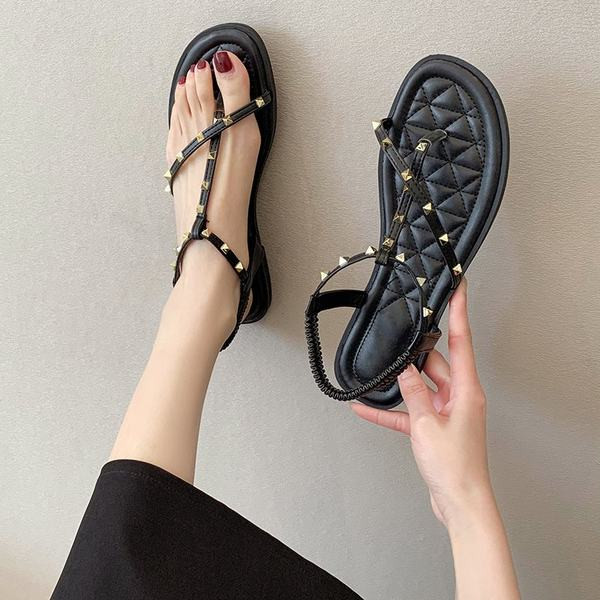 Ležerne sandale s tankim remenčićima i metalnim cekerima