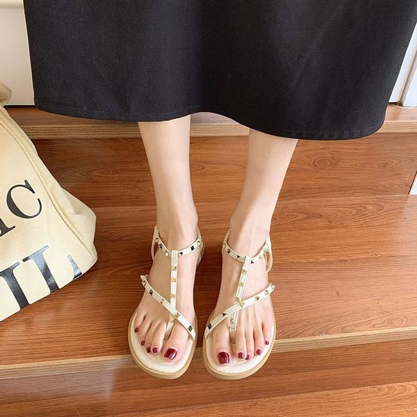 Ležerne sandale s tankim remenčićima i metalnim cekerima