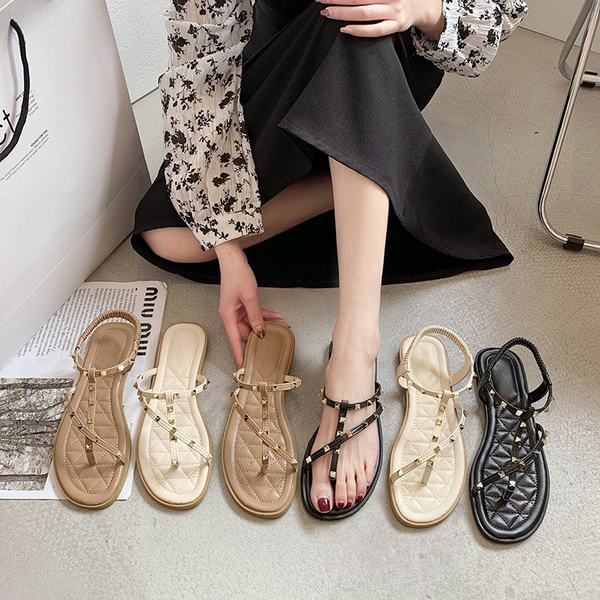 Ležerne sandale s tankim remenčićima i metalnim cekerima