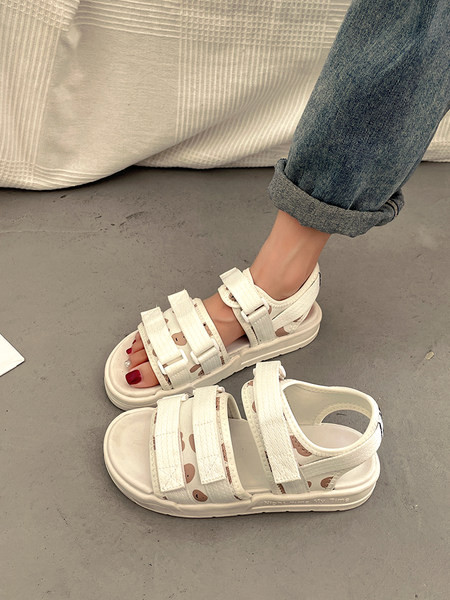 Ženske sandale s čičak kopčanjem i ravnim potplatom 3,5 cm