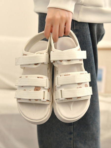 Ženske sandale s čičak kopčanjem i ravnim potplatom 3,5 cm