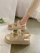 Ženske sandale od umjetne kože s metalnom kopčom