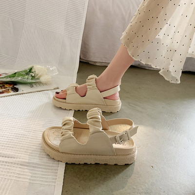 Ženske sandale od umjetne kože s metalnom kopčom