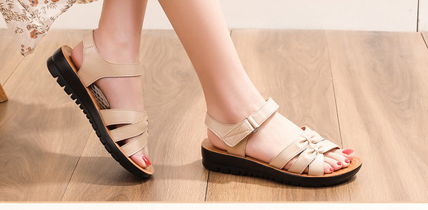 Ženske ravne sandale s remenom od umjetne kože