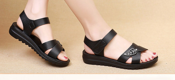 Ženske casual sandale od umjetne kože sa metalnim ukrasom