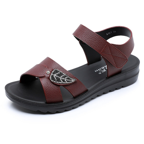 Ženske casual sandale od umjetne kože sa metalnim ukrasom