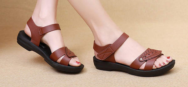 Ženske ležerne kožne sandale s kopčanjem na čičak