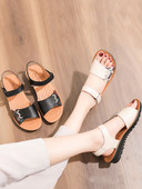 Ženske sandale od umjetne kože sa čičak kopčanjem i ukrasnim kamenčićima