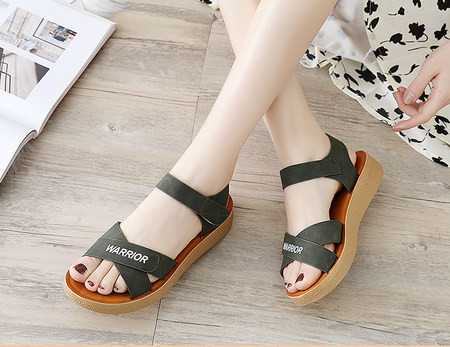 Ležerne sandale sa natpisom