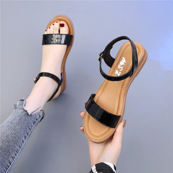 Novi model sandala od umjetne kože sa ravnim đonom i kopčom