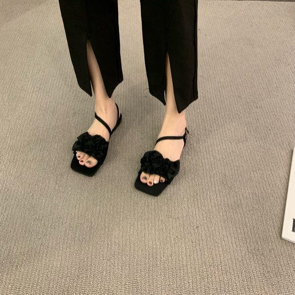 Moderne sandale sa 3D dekoracijom