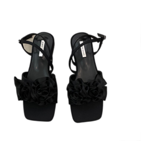 Moderne sandale sa 3D dekoracijom