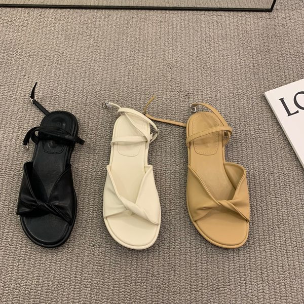 Ženske ležerne sandale s metalnim kopčanjem