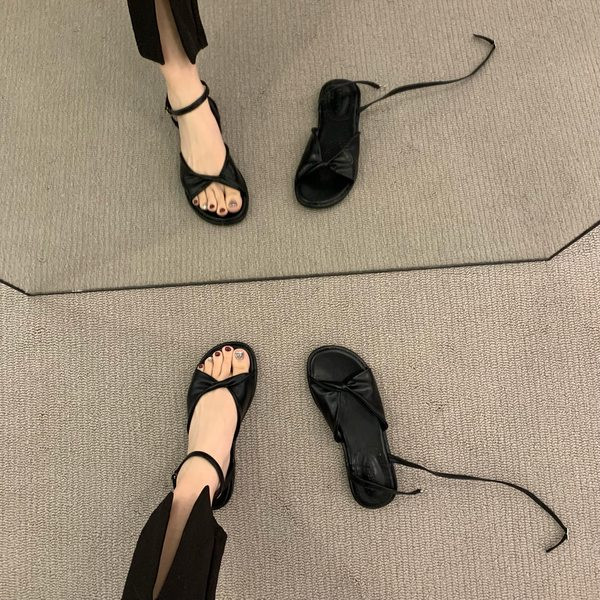 Ženske ležerne sandale s metalnim kopčanjem