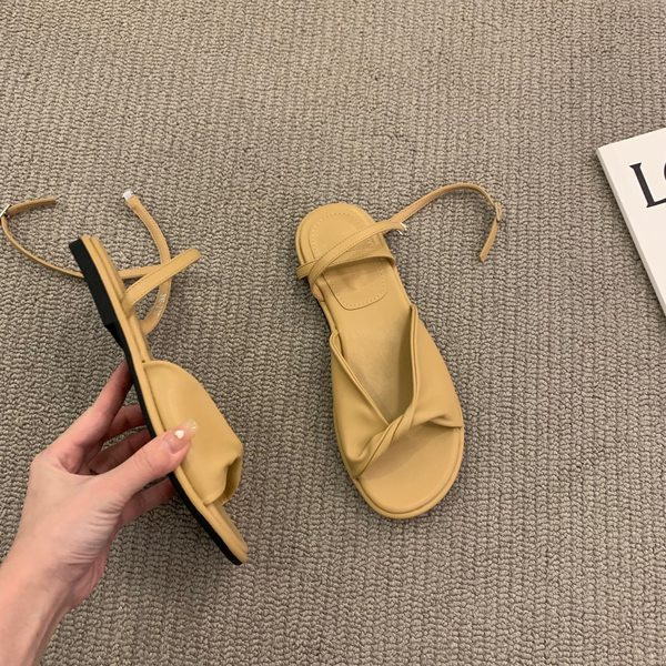 Ženske ležerne sandale s metalnim kopčanjem