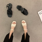 Ženske kožne sandale s metalnim kopčanjem i ravnim potplatom