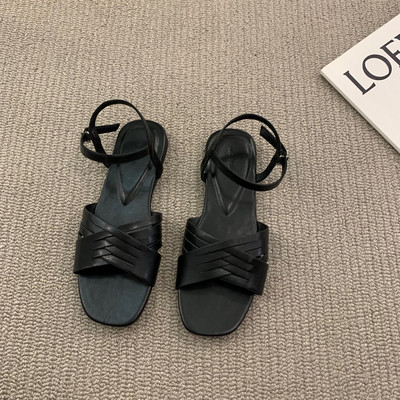 Ženske kožne sandale s metalnim kopčanjem i ravnim potplatom