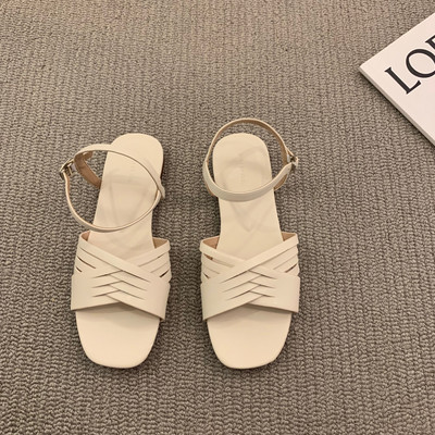 Ženske kožne sandale s metalnim kopčanjem i ravnim potplatom