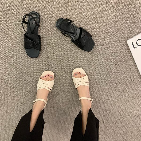 Ženske kožne sandale s metalnim kopčanjem i ravnim potplatom