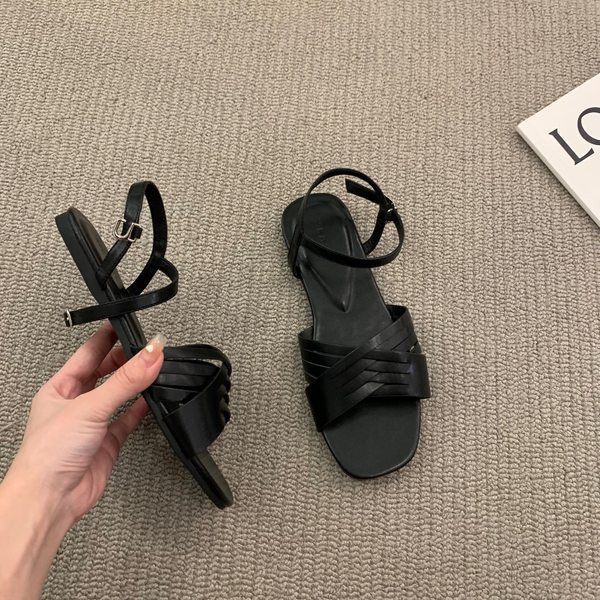 Ženske kožne sandale s metalnim kopčanjem i ravnim potplatom