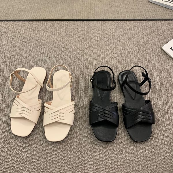 Ženske kožne sandale s metalnim kopčanjem i ravnim potplatom