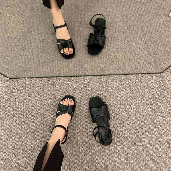 Ženske kožne sandale s metalnim kopčanjem i ravnim potplatom