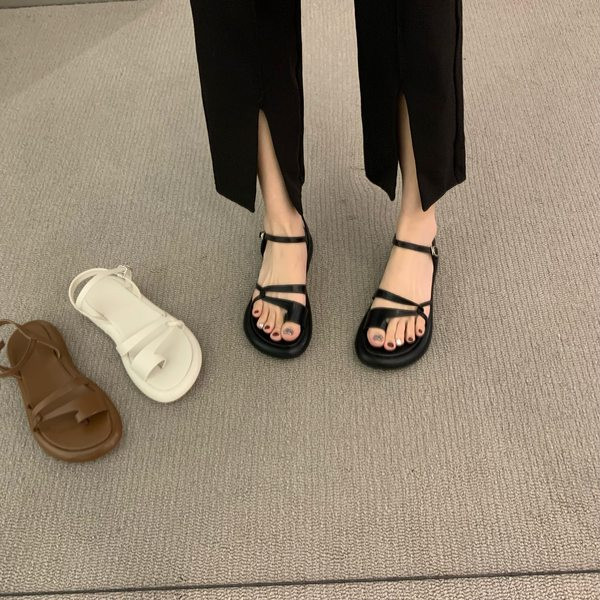 Ženske sandale između vrhova sa kopčom i ravnim potplatom