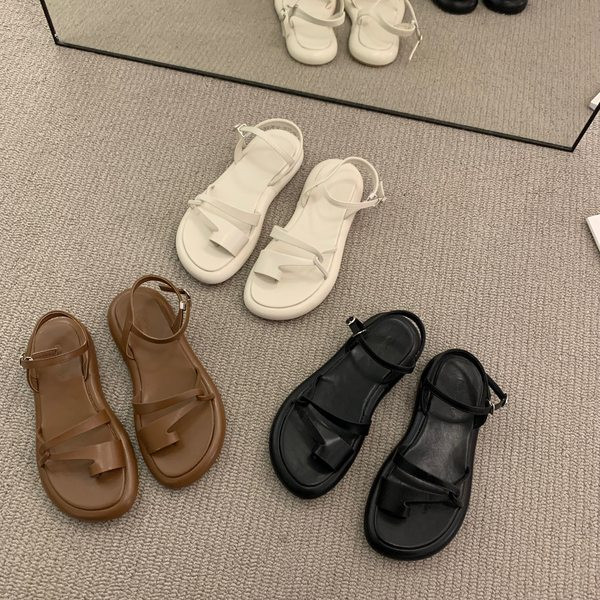 Ženske sandale između vrhova sa kopčom i ravnim potplatom