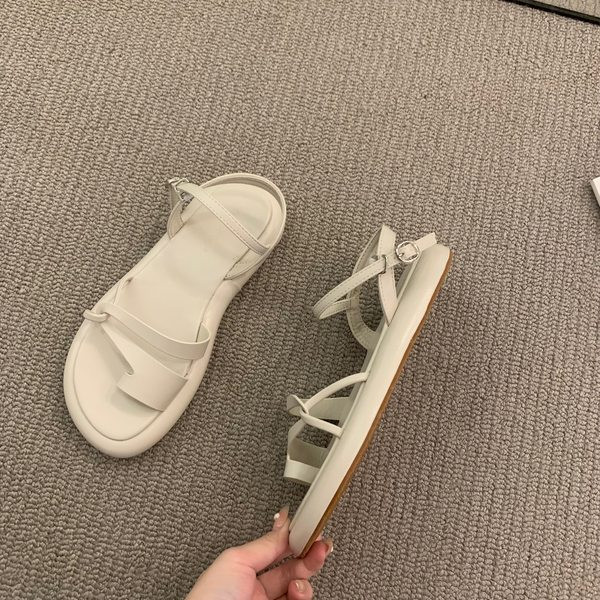 Ženske sandale između vrhova sa kopčom i ravnim potplatom