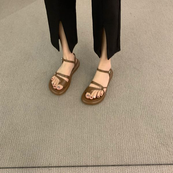 Ženske sandale između vrhova sa kopčom i ravnim potplatom