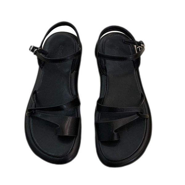 Ženske sandale između vrhova sa kopčom i ravnim potplatom