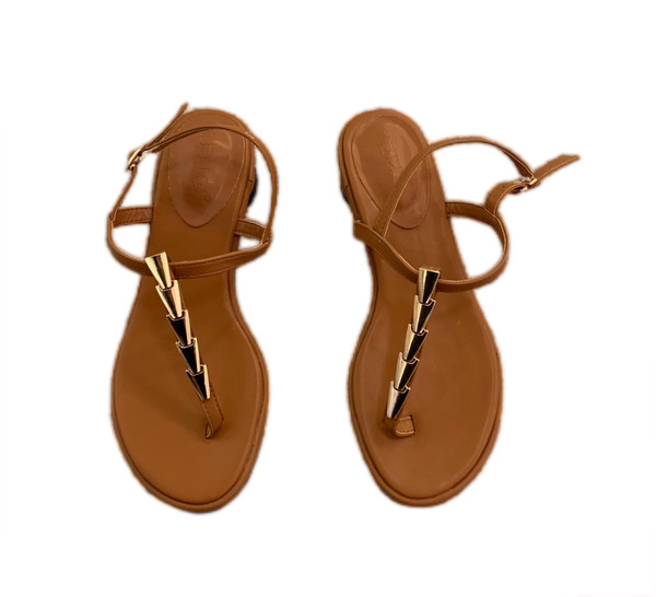 Metallelementidega naiste sandaalid