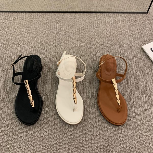 Metallelementidega naiste sandaalid