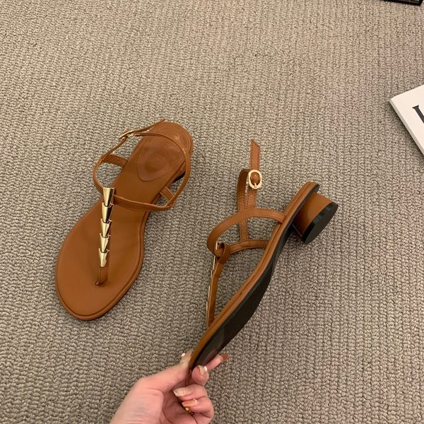 Metallelementidega naiste sandaalid