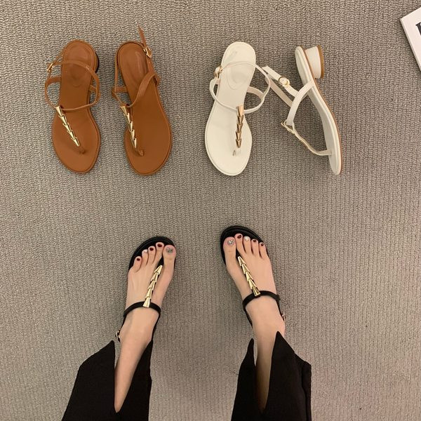 Metallelementidega naiste sandaalid