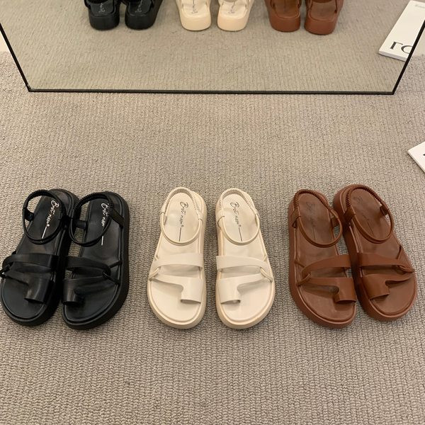 Ženske kožne sandale između prstiju s ravnim potplatom