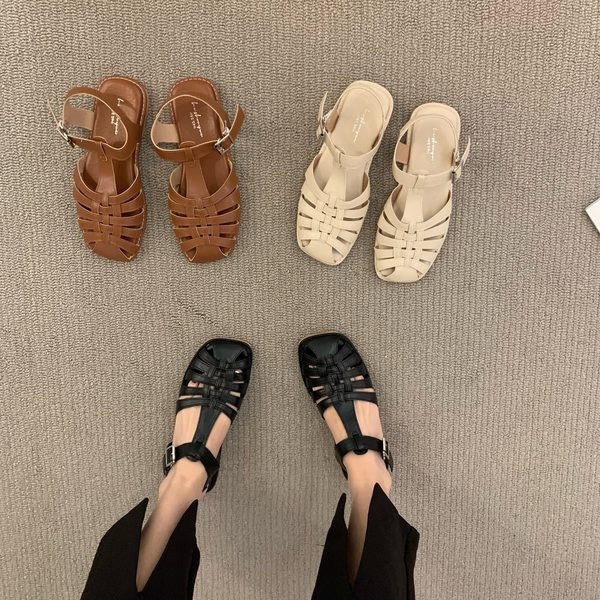 Naiste nahast sandaalide uus mudel kolmes värvitoonis