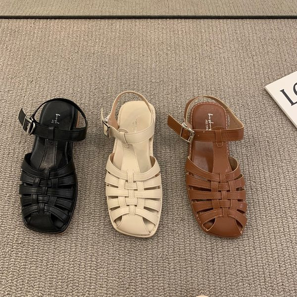 Naiste nahast sandaalide uus mudel kolmes värvitoonis