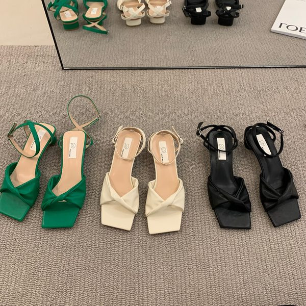 Moderne ženske sandale na petu 4 cm