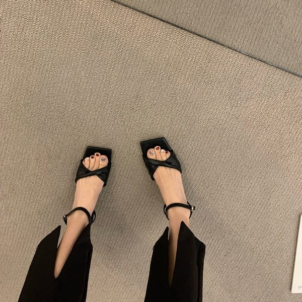 Moderne ženske sandale na petu 4 cm