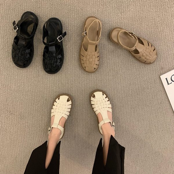 Moderne sandale s kopčom