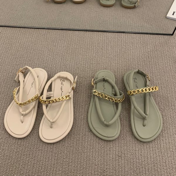 Ležerne sandale s metalnim ukrasima i mekim remenima